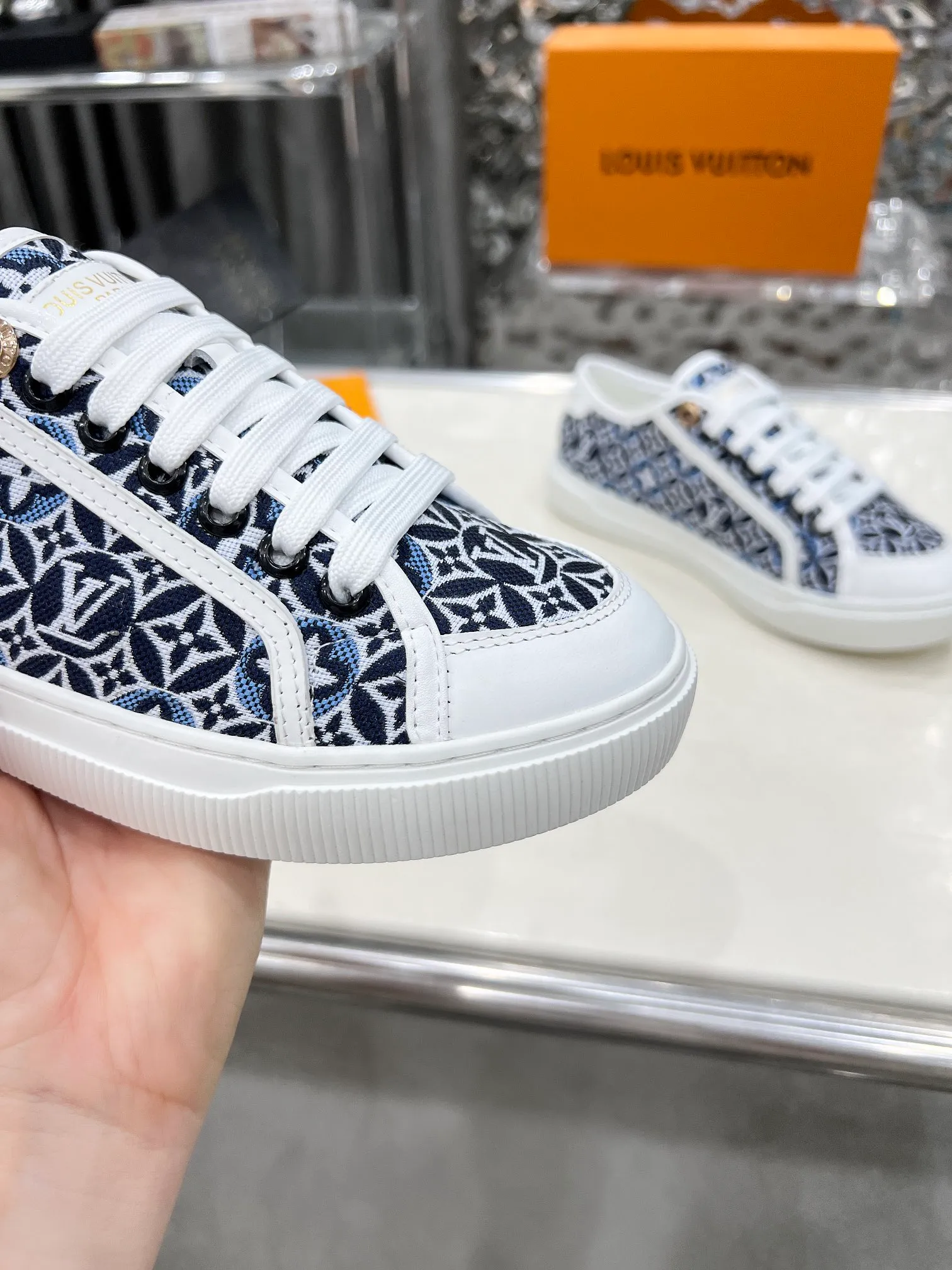 👟👟Ex-factory price 420👟👟 New arrival🆕🆕🆕 This LV Lagoon sneaker is made of lightweight canvas embroidered with the handwritten Louis Vuitton Paris logo. It highlights the casual summer atmosphere with a trendy and simple configuration, and can easily brighten up various looks. Monogram flowers bloom on the soft rubber sole. Code number: 35~41, multiple colors available! Oil edges + TPU outsole + drawer box packaging